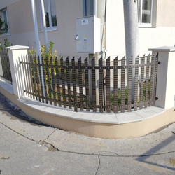 Geschmiedete Umzunung eines lteren Einfamilienhauses in einfachem Stil - geschmiedetes Tor und Zaun