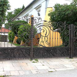 Luxurises handgeschmiedetes Tor in romantischem Stil mit einem Hauch von Jugendstil