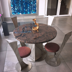 Rostfreier Tisch mit Stein - futuristisches Design - luxuriöse Einrichtung Rostfreier Tisch mit Stein - futuristisches Design - luxuriöse Einrichtung