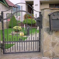 Geschmiedetes Tor und geschmiedeter Briefkasten Geschmiedetes Tor und geschmiedeter Briefkasten