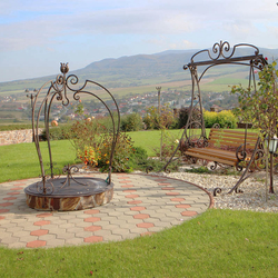 Gartenschaukel und Brunnenkupel im romantischen Stil Gartenschaukel und Brunnenkupel im romantischen Stil