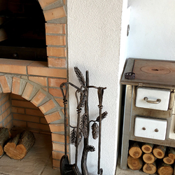 Außergewöhnliches Kaminwerkzeug mit natürlichem Design bei einem Außenkamin Außergewöhnliches Kaminwerkzeug mit natürlichem Design bei einem Außenkamin