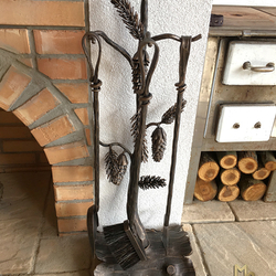 Handgeschmiedetes Kaminbesteck KIEFER für den Außenkamin einer Sommerlaube Handgeschmiedetes Kaminbesteck KIEFER für den Außenkamin einer Sommerlaube