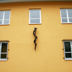 Eine Schlange an einem Stab als Symbol der Medizin, geschmiedet in der Kunstschmiede UKOVMI für ein Gesundheitszentrum Eine Schlange an einem Stab als Symbol der Medizin, geschmiedet in der Kunstschmiede UKOVMI für ein Gesundheitszentrum