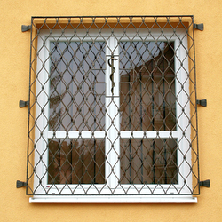 Geschmiedete Gitter Wellen an einem Fenster mit einer Schlange in der Mitte  Apotheke Levoa