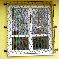 Handgeschmiedete Waage, Symbol der Pharmazie, am Gitter einer Apotheke Handgeschmiedete Waage, Symbol der Pharmazie, am Gitter einer Apotheke