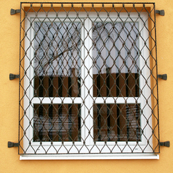 Schmiedeeiserne Gitter in Form von Wellen für Fenster, hergestellt in UKOVMI Schmiedeeiserne Gitter in Form von Wellen für Fenster, hergestellt in UKOVMI