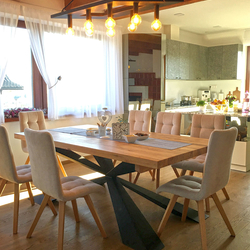 Moderner Designertisch und -beleuchtung, geschmiedet im Atelier für Schmiedekunst UKOVMI für ein Einfamilienhaus Moderner Designertisch und -beleuchtung, geschmiedet im Atelier für Schmiedekunst UKOVMI für ein Einfamilienhaus