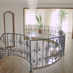 Schmiedeeisernes, bogenförmiges Geländer an der Galerie einer Villa – Innengeländer Schmiedeeisernes, bogenförmiges Geländer an der Galerie einer Villa – Innengeländer