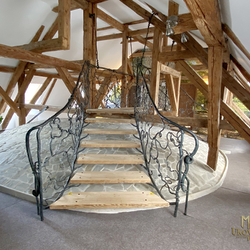 Geschmiedete Brücke über der Kuppel für den Eingang zu den Wohnungen – Majerovský Schloss umgebaut in ein Gästehaus Geschmiedete Brücke über der Kuppel für den Eingang zu den Wohnungen – Majerovský Schloss umgebaut in ein Gästehaus
