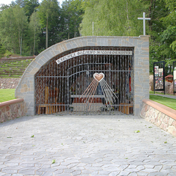 Kapelle der Barmherzigkeit Gottes Gitter - das Herz aus Rostfreier Stahl und getriebenem Kupfer Kapelle der Barmherzigkeit Gottes Gitter - das Herz aus Rostfreier Stahl und getriebenem Kupfer