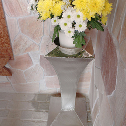 Edelstahl-Blumenständer, handgefertigt von UKOVMI für die Kapelle auf dem Butkov-Berg Edelstahl-Blumenständer, handgefertigt von UKOVMI für die Kapelle auf dem Butkov-Berg