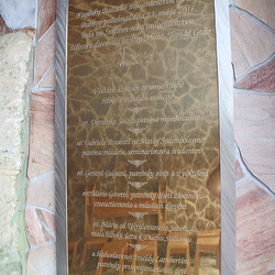Vergoldete Gedenktafel mit Edelstahlrahmen auf dem Berg Butkov Vergoldete Gedenktafel mit Edelstahlrahmen auf dem Berg Butkov