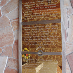 Vergoldete Gedenktafel mit dem Gebet aus geschliffener Stahl an Wallfahrtsort - Butkov Vergoldete Gedenktafel mit dem Gebet aus geschliffener Stahl an Wallfahrtsort - Butkov