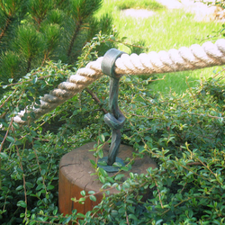 Handgeschmiedeter Seilhänger im Garten eines Einfamilienhauses Handgeschmiedeter Seilhänger im Garten eines Einfamilienhauses