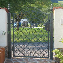 Geschmiedetes Tor bei einem Einfamilienhaus - Wellenmuster Geschmiedetes Tor bei einem Einfamilienhaus - Wellenmuster