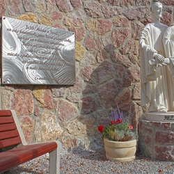 Edelstahltafel mit Text, gefertigt für Butkov, den jüngsten Wallfahrtsort in der Slowakei Edelstahltafel mit Text, gefertigt für Butkov, den jüngsten Wallfahrtsort in der Slowakei