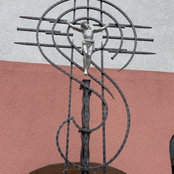 Kreuz auf einem geschmiedeten Gitter an einer Tür in einer historischen Kreuz auf einem geschmiedeten Gitter an einer Tür in einer historischen
