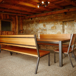 Moderne schmiedeeiserne Bnke und Tisch kombiniert mit der Rotfichte auf der Terrasse