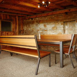 Moderne schmiedeeiserne Bänke und Tisch kombiniert mit der Rotfichte auf der Terrasse Moderne schmiedeeiserne Bänke und Tisch kombiniert mit der Rotfichte auf der Terrasse