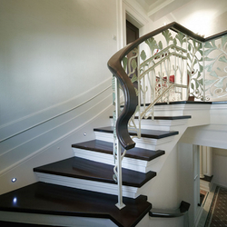 Treppengeländer im Interieur eines Einfamilienhauses - historisches Luxusgeländer Treppengeländer im Interieur eines Einfamilienhauses - historisches Luxusgeländer