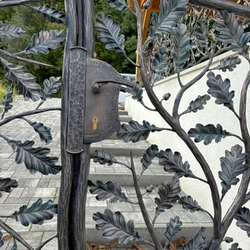 Detail eines geschmiedeten Gartentors mit Eichenzweigen  Design-Einzunung