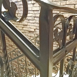 Schmiedeeisernes Geländer in der Pension Berg in hoher Qualität – Detail des Beschlages Schmiedeeisernes Geländer in der Pension Berg in hoher Qualität – Detail des Beschlages