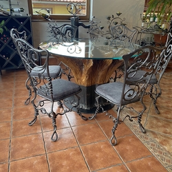 Designtisch aus Eichenwurzel mit handgeschmiedeten Stühlen – stilvolles Möbel Designtisch aus Eichenwurzel mit handgeschmiedeten Stühlen – stilvolles Möbel