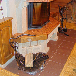Holztrage mit Eichenmotiv + Kaminwerkzeug, handgeschmiedet von UKOVMI Holztrage mit Eichenmotiv + Kaminwerkzeug, handgeschmiedet von UKOVMI