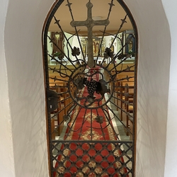 Geschmiedete Gitter mit Kreuz und Weinrebe in der Kirche in Krásna Lúka Geschmiedete Gitter mit Kreuz und Weinrebe in der Kirche in Krásna Lúka