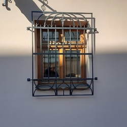 Preklad do neminy: Restaurierung eines historischen Gitters an einem Fenster eines historischen Gebudes im Zentrum von Preov