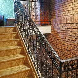 Historisches schmiedeeisernes Geländer aus dem Atelier der Kunstschmiede UKOVMI in der Pension in der Nähe des historischen Zentrums Historisches schmiedeeisernes Geländer aus dem Atelier der Kunstschmiede UKOVMI in der Pension in der Nähe des historischen Zentrums