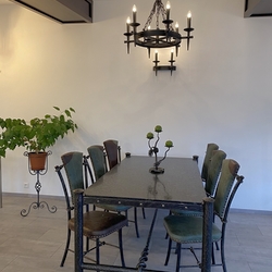 Historische Luxusmöbel und Accessoires – geschmiedeter Tisch, Stühle, Leuchten und Kerzenhalter Historische Luxusmöbel und Accessoires – geschmiedeter Tisch, Stühle, Leuchten und Kerzenhalter