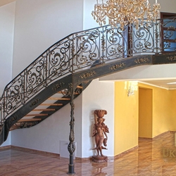 Schmiedeeiserne Treppe mit prunkvollem Geländer Schmiedeeiserne Treppe mit prunkvollem Geländer