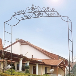 Geschmiedeter Paravent für Kletterpflanzen am Eingang zum Garten Geschmiedeter Paravent für Kletterpflanzen am Eingang zum Garten