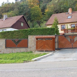 Tor aus Schmiedeeisen und Holz  Harmonie der Materialien  modernes Tor und Zaun an einem Einfamilienhaus