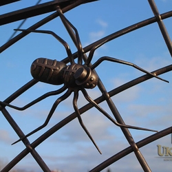 Handgeschmiedete Spinne an einem auergewhnlichen Tor  kunstvolles Tor hergestellt von Kunstschmieden im UKOVMI