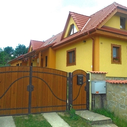 Tor aus Schmiedeeisen und Holz  Harmonie der Materialien  massives Tor an einem Einfamilienhaus