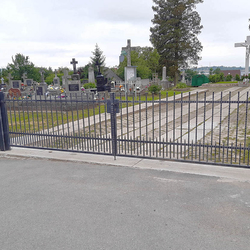 Schmiedeeisernes Tor am Friedhof in ubotice