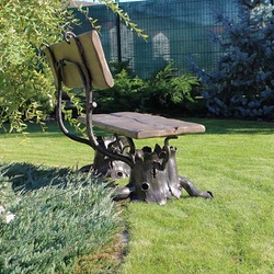 Wenn Schmiedekunst eine Symbiose mit der Natur eingeht – eine luxuriöse Gartenbank Wenn Schmiedekunst eine Symbiose mit der Natur eingeht – eine luxuriöse Gartenbank