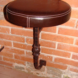 Luxus-Barhocker, geschmiedet und mit Leder kombiniert – schmiedeeiserne Möbel Luxus-Barhocker, geschmiedet und mit Leder kombiniert – schmiedeeiserne Möbel
