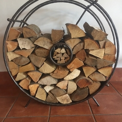 Geschmiedetes Holzrad – origineller Holzlagerplatz Geschmiedetes Holzrad – origineller Holzlagerplatz