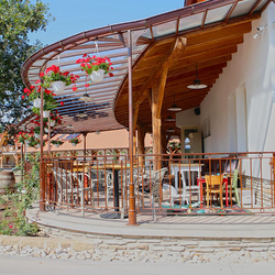 Stilvolle Einrichtung des Restaurants Zwicker in Prešov – Überdachung und Geländer von UKOVMI Stilvolle Einrichtung des Restaurants Zwicker in Prešov – Überdachung und Geländer von UKOVMI