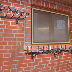 Schmiedeeiserner Zaun für Fensterbank – Eichenmotiv Schmiedeeiserner Zaun für Fensterbank – Eichenmotiv