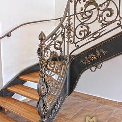 Schmiedeeiserne Treppe mit prunkvollem Geländer Schmiedeeiserne Treppe mit prunkvollem Geländer