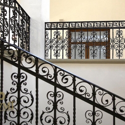 Schmiedeeisernes Geländer in historischem Gebäude aus dem 15. Jh. Schmiedeeisernes Geländer in historischem Gebäude aus dem 15. Jh.