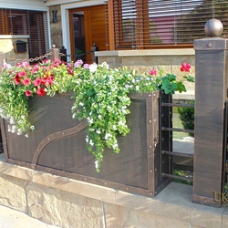 Schmiedeeiserner Zaun mit Blumenkästen Schmiedeeiserner Zaun mit Blumenkästen