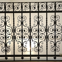 Schmiedeeisernes Geländer im historischen Gebäude aus dem 15. Jh. Schmiedeeisernes Geländer im historischen Gebäude aus dem 15. Jh.