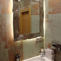 Auergewhnlicher Spiegel mit Edelstahlrahmen fr das  Badezimmer mit Beleuchtung  Modernes Design