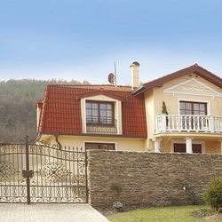 Gesamtansicht an Einfamilienhaus – geschmiedetes Tor, Pforte und Gitter an den Fenstern Gesamtansicht an Einfamilienhaus – geschmiedetes Tor, Pforte und Gitter an den Fenstern